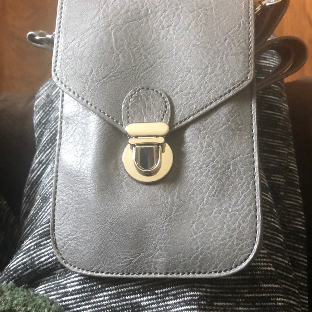 touch screen purse has 2 pockets & place to put your credit card New without tag